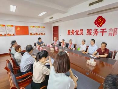 区委组织部为老党员颁发“光荣在党50年”纪念章